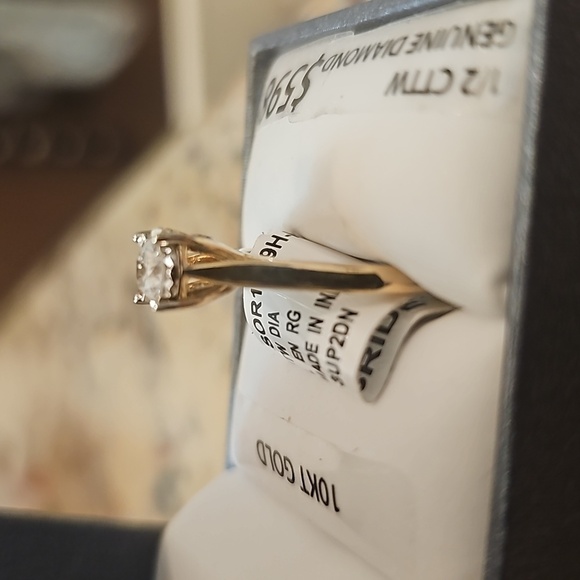 Gold 10KT Ring with Elegant Design - Picture 5 of 10